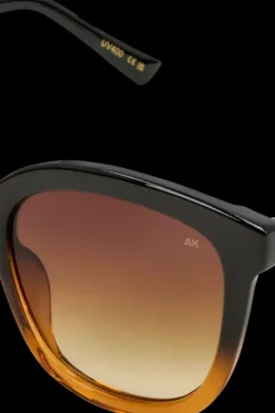 A.Kjaerbede Aurinkolasit<aurinkolasit Billy