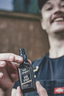 Dick Johnson Ihonhoito<God Spray kasvo- ja partasuihke 50 ml
