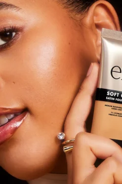 Outlet Soft Glam Satin Foundation meikkivoide 30 ml Kasvomeikit