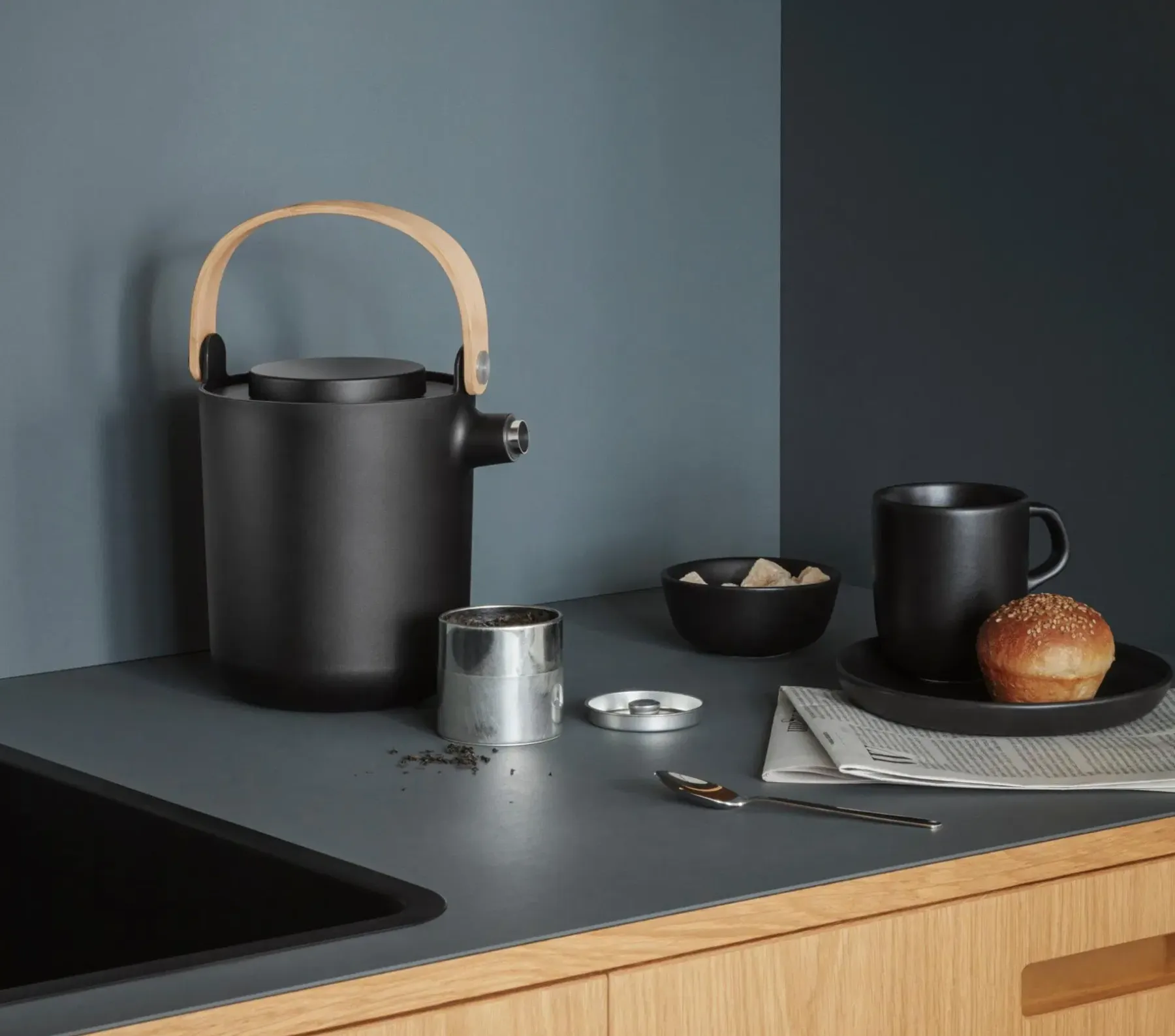 Outlet teenhaudutin termos NK 1,0 l musta Tarjoiluastiat