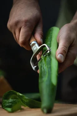 Fiskars Keittiöveitset<Norden hedelmä- ja vihanneskuorija, kääntyvä terä