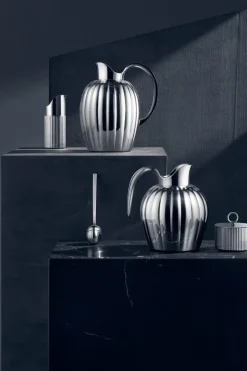 Georg Jensen Tarjoiluastiat<Bernadotte sokerikko lusikalla