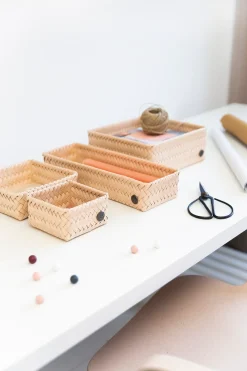 Handed By Korit Ja Rasiat<kierrätysmuovinen neliö minikori sahara 7 x 12x 12 cm