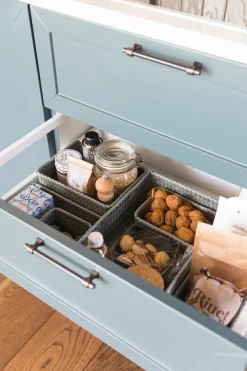 Handed By Korit Ja Rasiat<kierrätysmuovinen neliö minikori eucalyptus 7 x 12 x12 cm