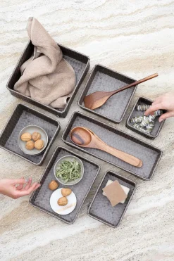 Handed By Korit Ja Rasiat<kierrätysmuovinen neliö minikori taupe 7 x 12 x 12 cm