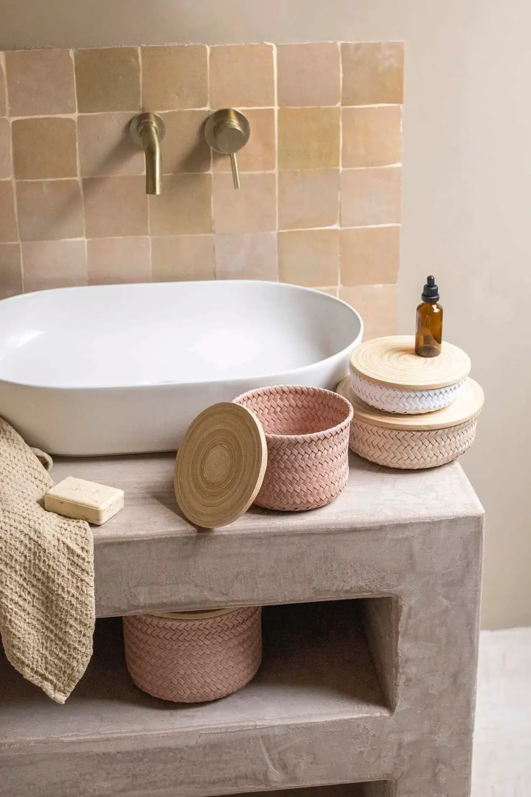 Handed By Korit Ja Rasiat<korkea pyöreä kierrätysmuovinen rasia bambukannella roosa s 16 x 21 cm