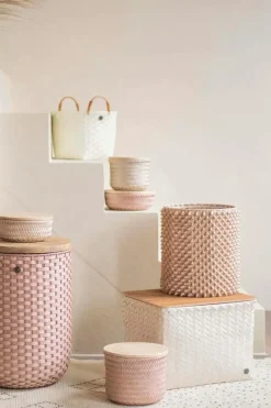 Handed By Korit Ja Rasiat<korkea pyöreä kierrätysmuovinen rasia bambukannella roosa s 16 x 21 cm