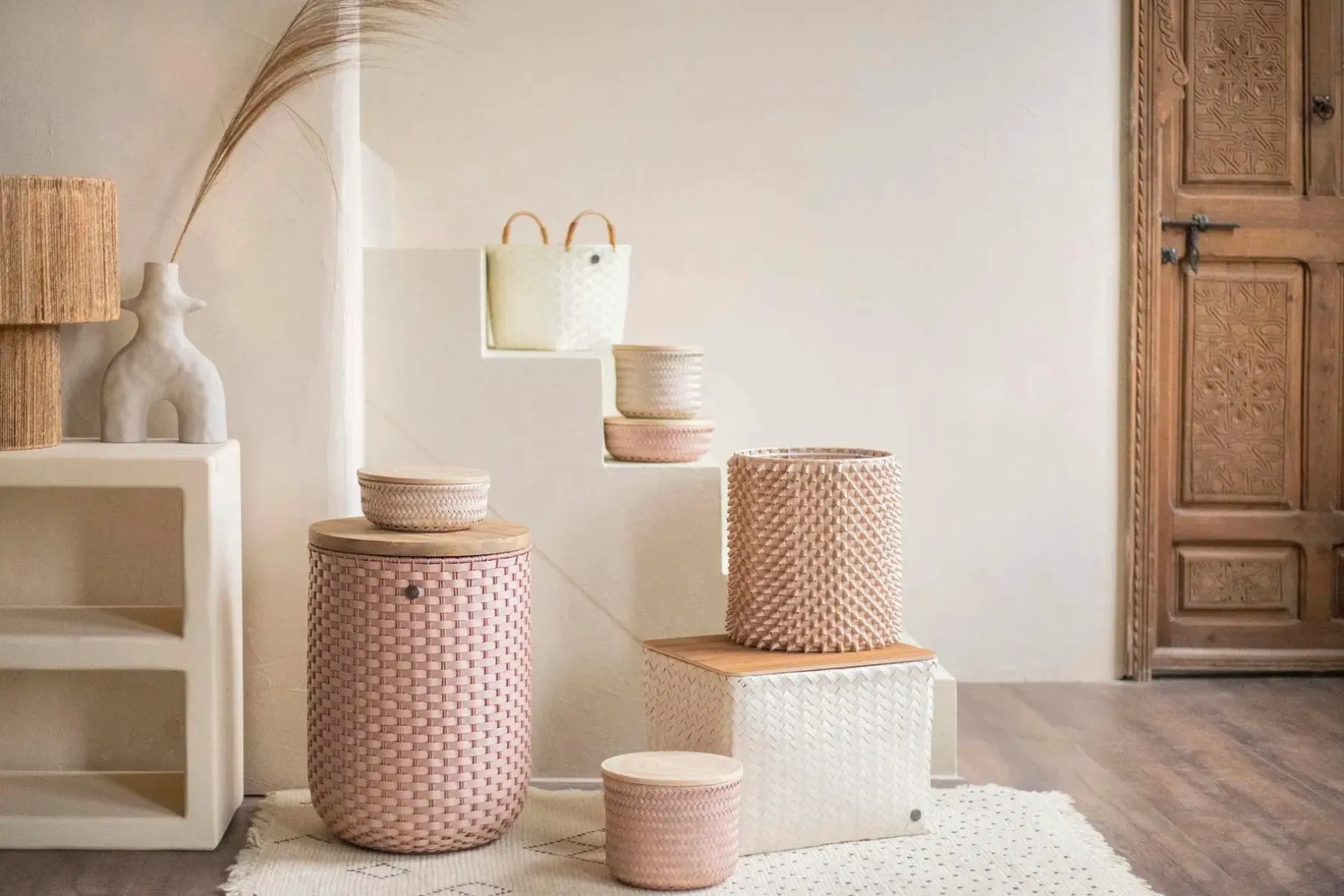 Handed By Korit Ja Rasiat<korkea pyöreä kierrätysmuovinen rasia bambukannella roosa s 16 x 21 cm