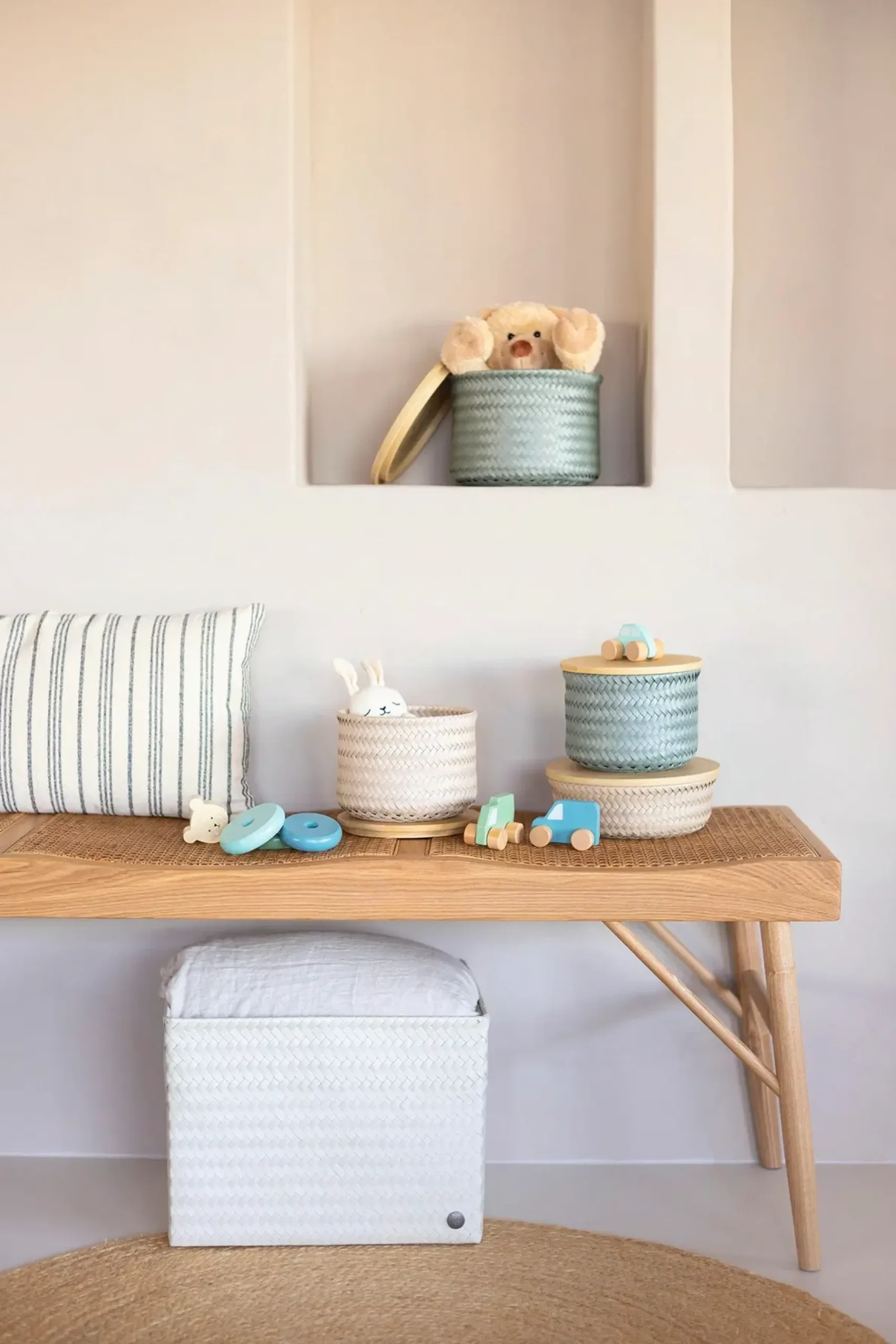 Handed By Korit Ja Rasiat<korkea pyöreä kierrätysmuovinen rasia bambukannella eucalyptus s 16 x 21 cm