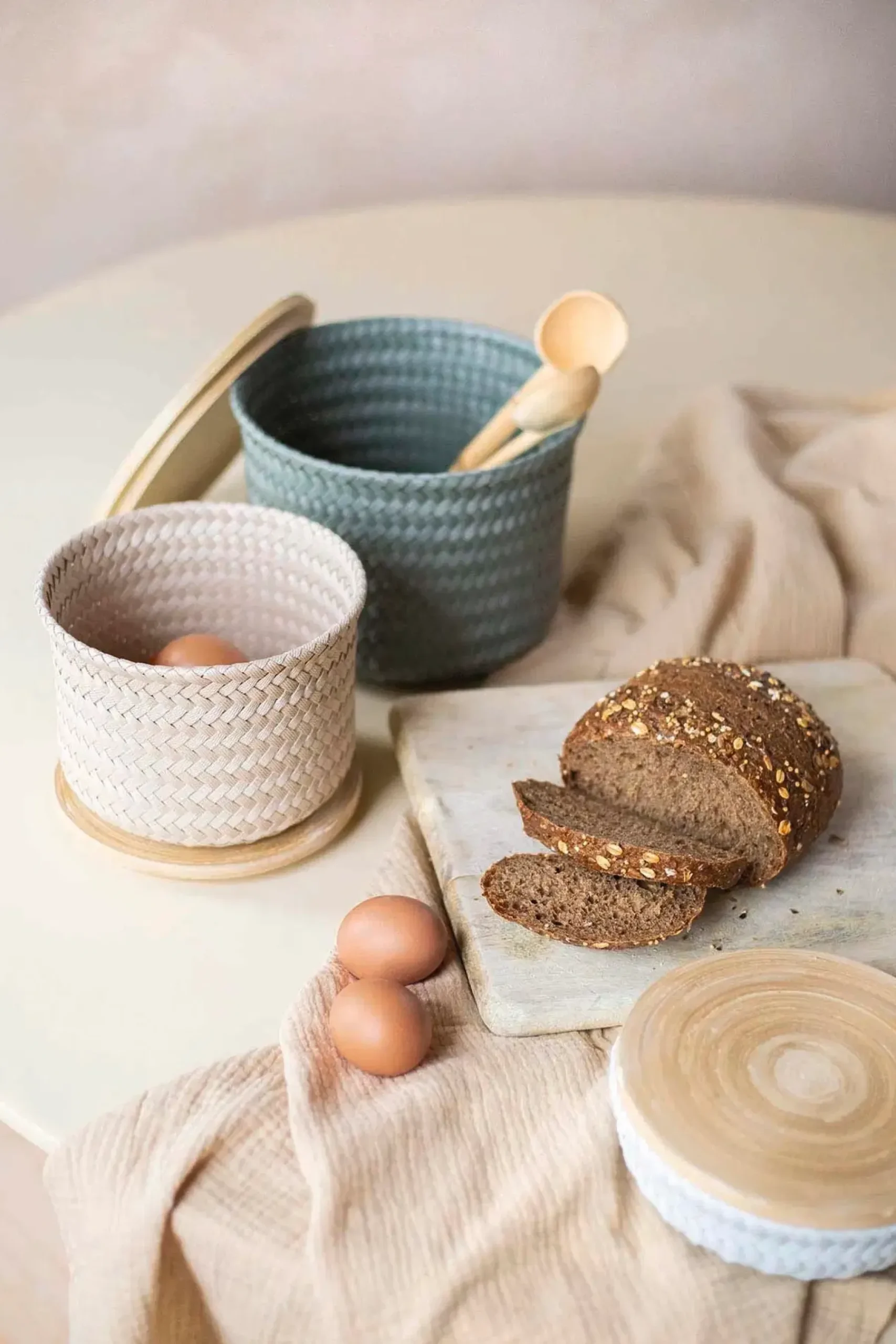 Handed By Korit Ja Rasiat<korkea pyöreä kierrätysmuovinen rasia bambukannella eucalyptus s 16 x 21 cm