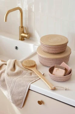 Handed By Korit Ja Rasiat<pyöreä kierrätysmuovinen rasia bambukannella roosa m 11 x 26 cm