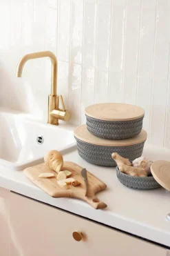 Handed By Korit Ja Rasiat<pyöreä kierrätysmuovinen rasia bambukannella tumman harmaa m 11 x26 cm