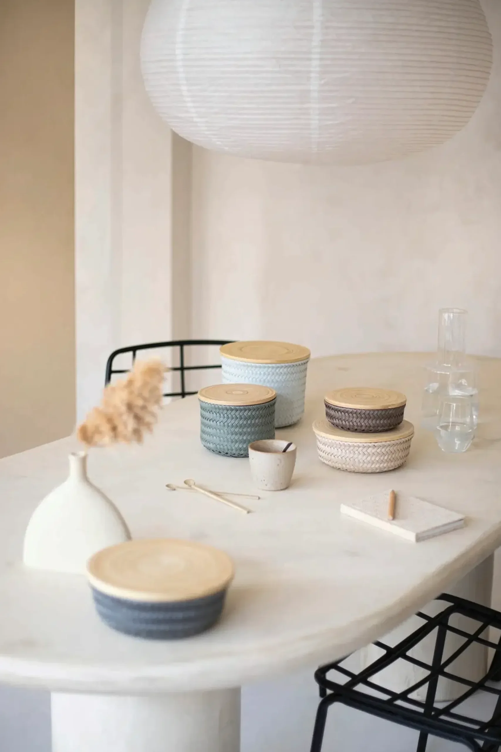 Handed By Korit Ja Rasiat<pyöreä kierrätysmuovinen rasia bambukannella tumman harmaa m 11 x26 cm