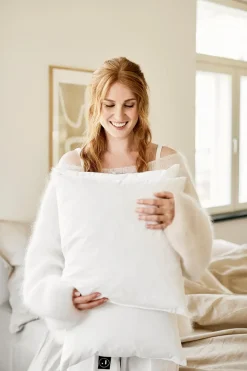 Sale Suoja untuva-höyhentyyny keskinapakka ja keskikorkea 60x80cm valkoinen 950g Tyynyt