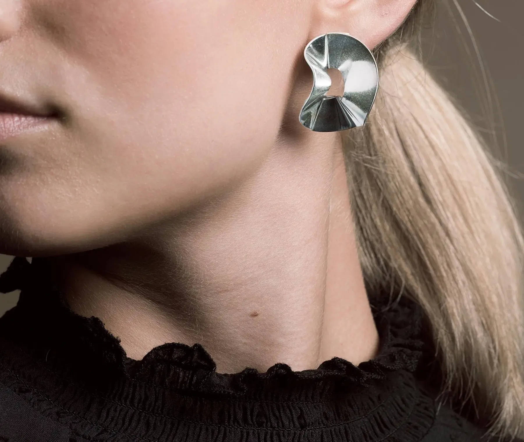 Vetovoima-korvakorut pyöreä hopea Korut