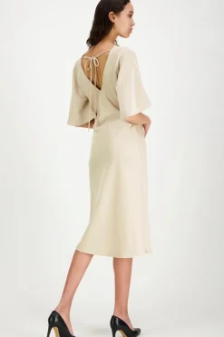 KATRI NISKANEN Mekot<Aster mekko