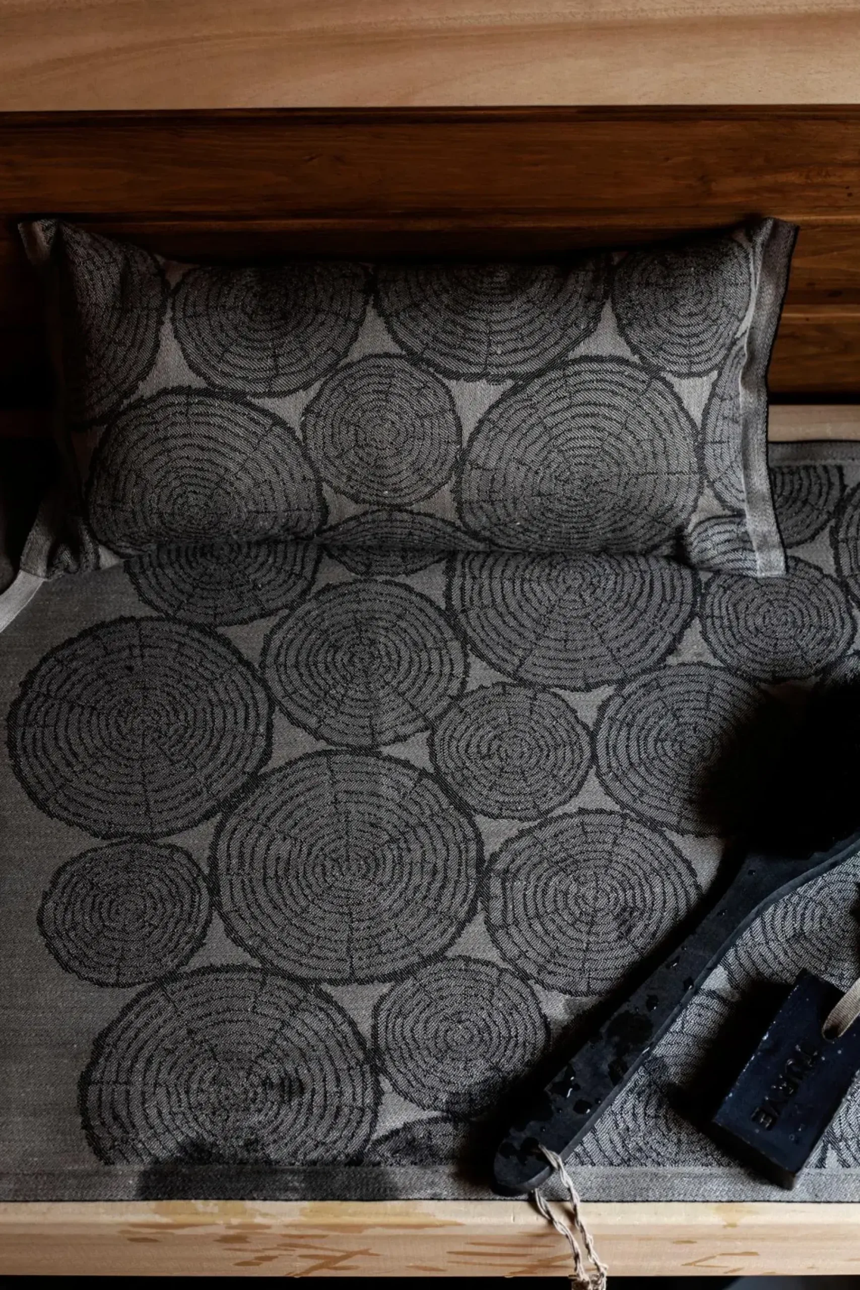 Clearance Motti laudeliina 46x60cm pellava-musta Sauna