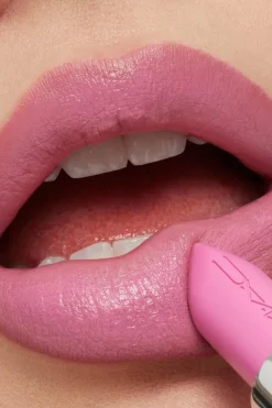 Hot MAC Macximal Sleek Satin Lipstick huulipuna 3,5 g Huulimeikit