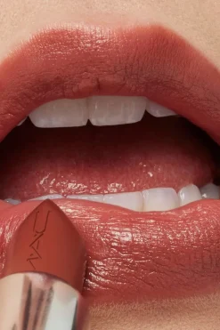 Hot MAC Macximal Sleek Satin Lipstick huulipuna 3,5 g Huulimeikit