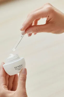 Clearance Absolute Silk Illuminative Cream kasvovoide 40 ml J-Beauty|Ihonhoidon Tehoaineet