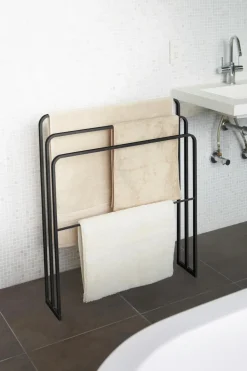 Yamazaki Pyykinhoito<Tower kylpypyyheteline, musta