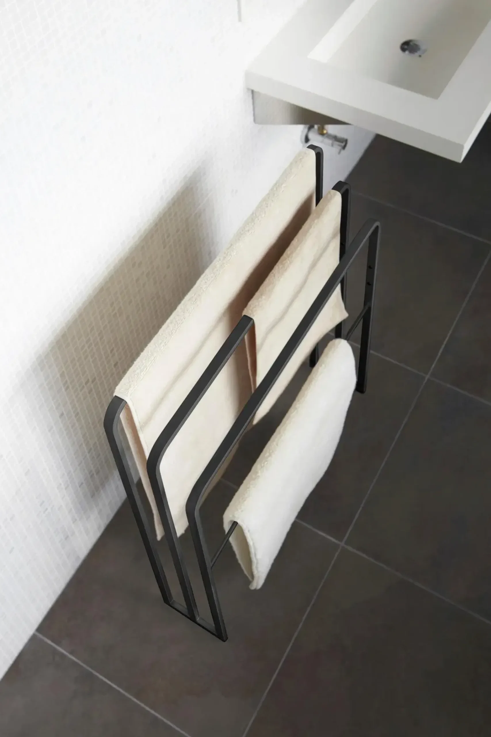 Yamazaki Pyykinhoito<Tower kylpypyyheteline, musta