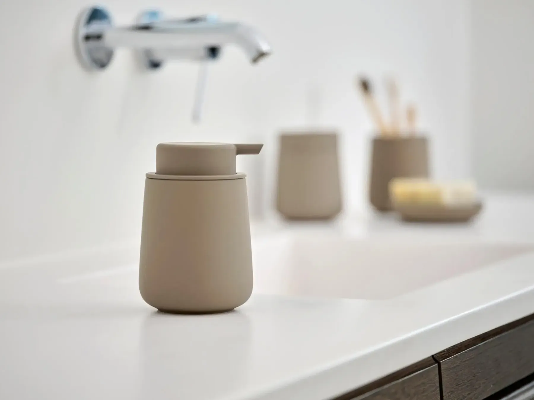 New Nova One saippuapumppupullo 250ml taupe Muut Kylpyhuonetarvikkeet